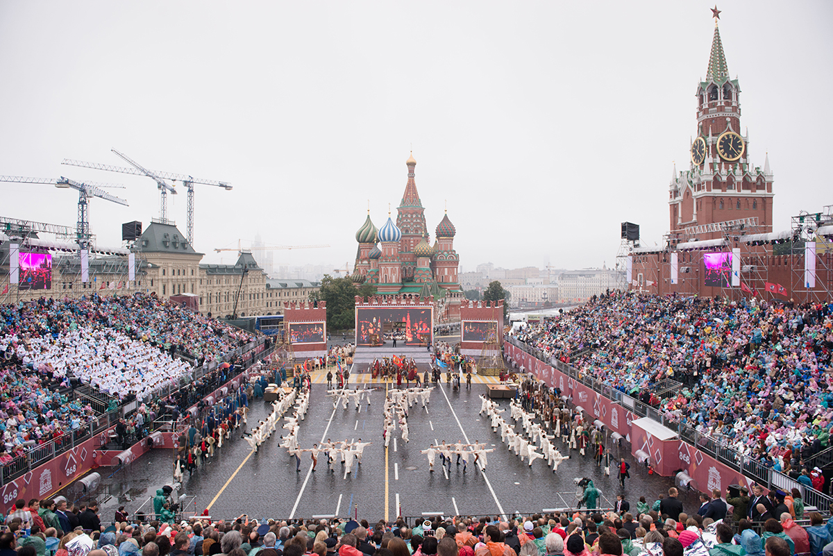 Москва млн чел. Много людей на площади. Москва люди. Красная площадь много народу. Толпа на красной площади.