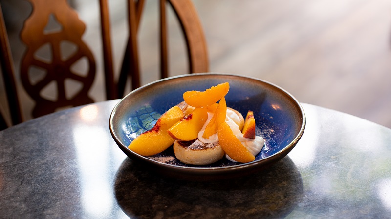 Сырники со сметаной и абрикосами.jpg