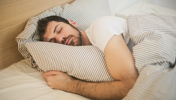 Сон на выходных не поможет: эксперт рассказал, чем опасна бессонница