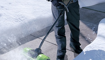 Снегоуборочные аккумуляторные лопаты GREENWORKS GD40SS и GD60SS для расчистки дорожек и открытых террас – легкая и компактная альтернатива классическим снегоуборщикам